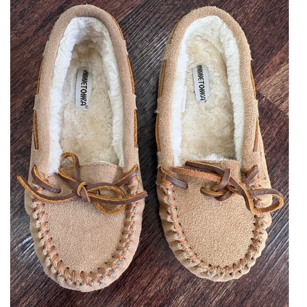 Minnetonka Youth Size 2 Tan Suede Leather Moccasin Slippers Faux Fur Lined Shoes